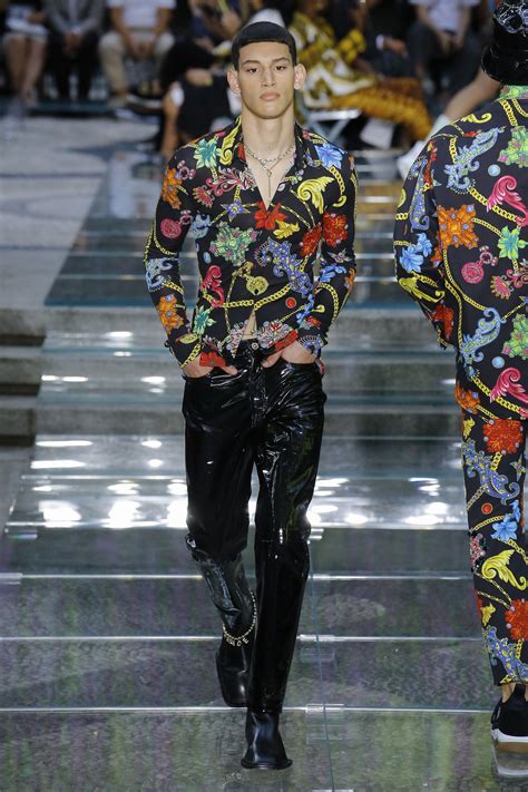 versace ss19 mens|Versace Spring 2019 Menswear Fashion Show .